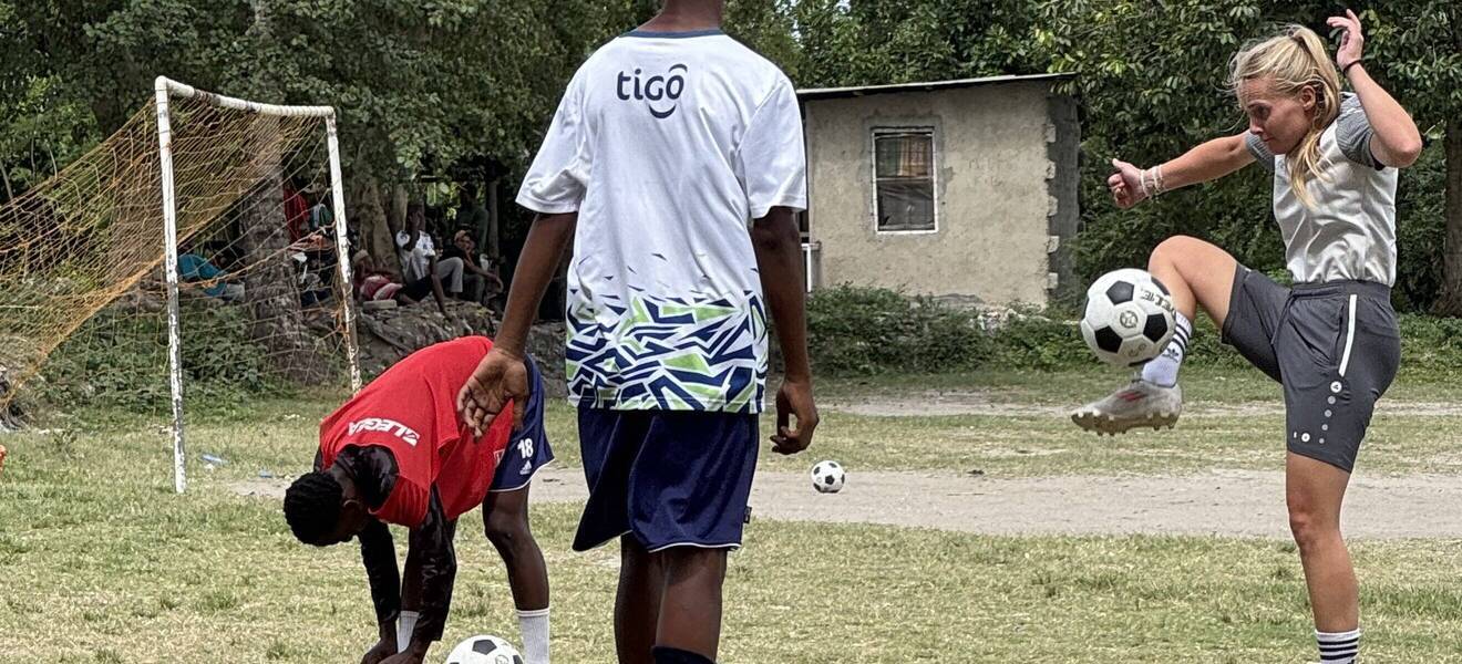 Imke gestaltet das Fußballtraining