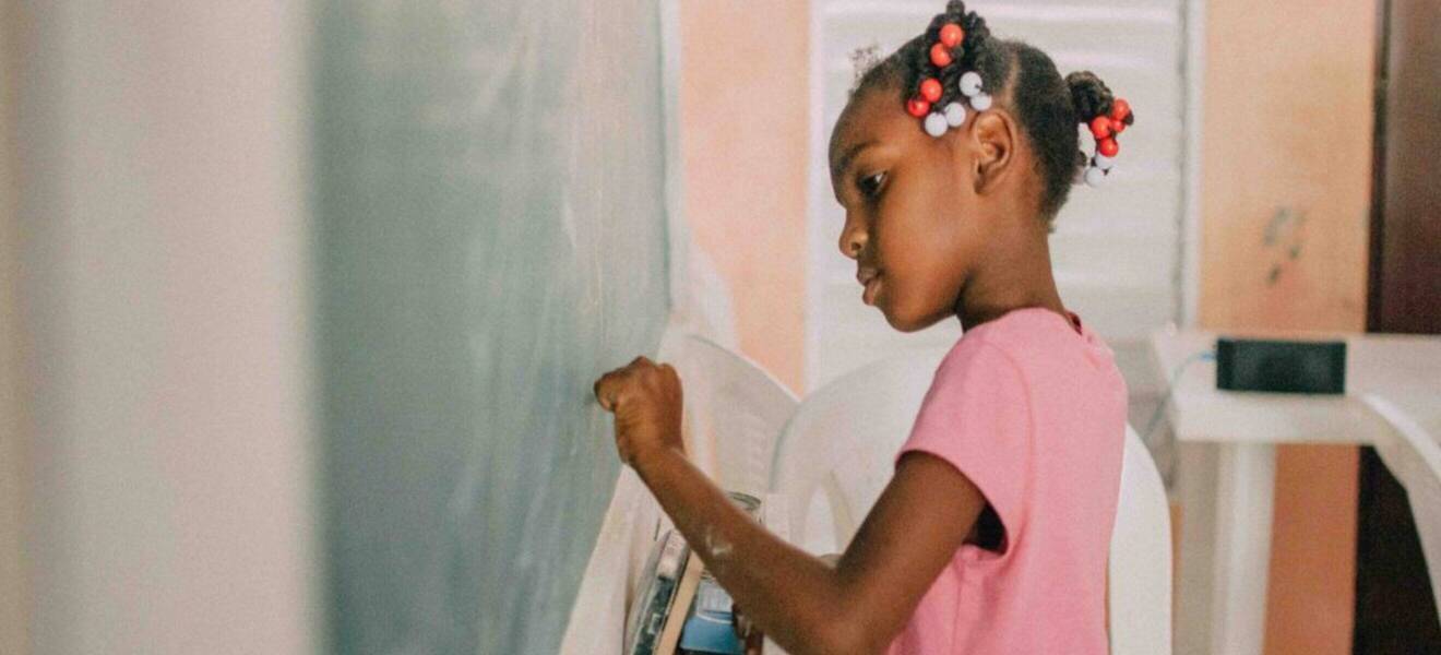 Kind schreibt an die Tafel