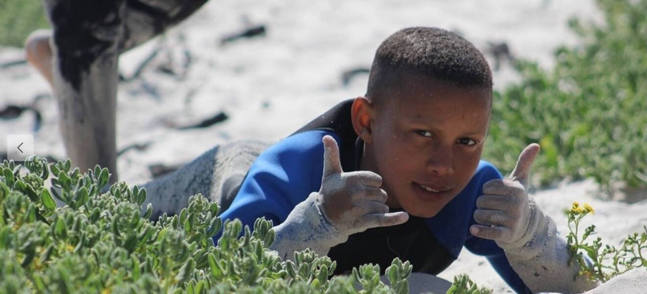 Junge beim Surf Projekt in Südafrika