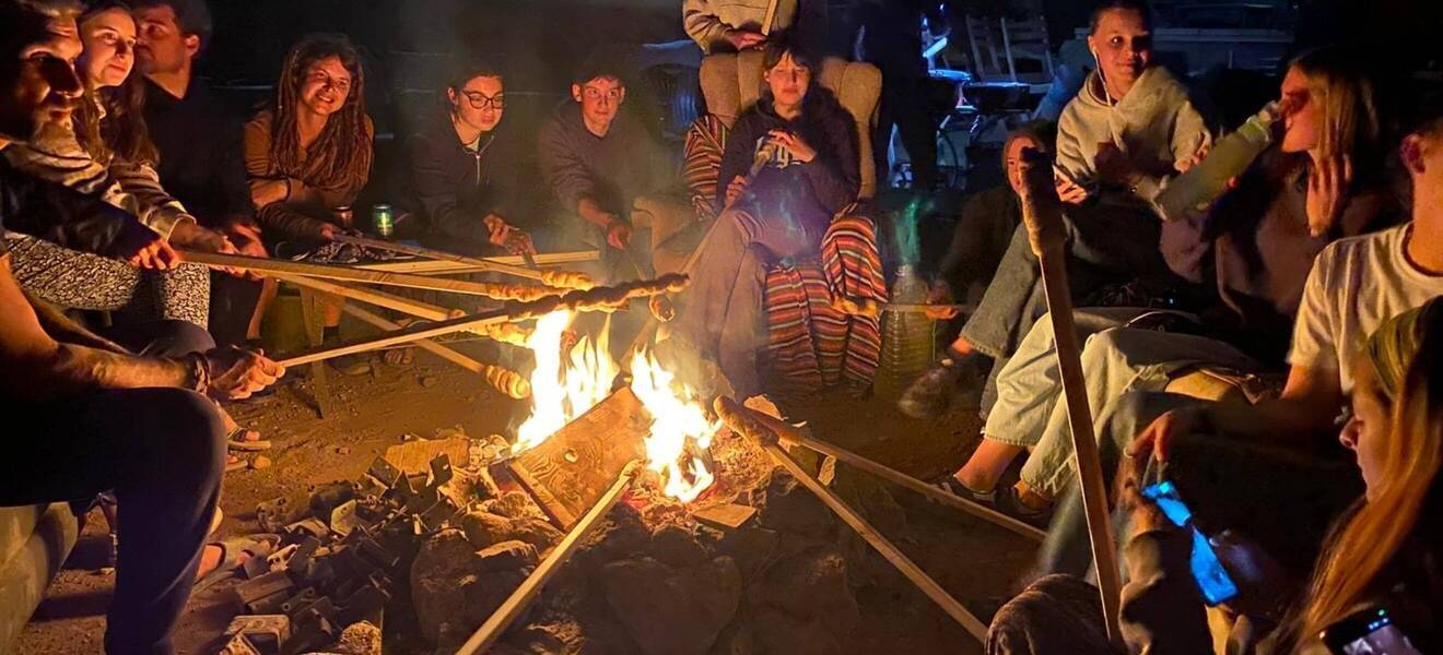 Volunteers beim Lagerfeuer
