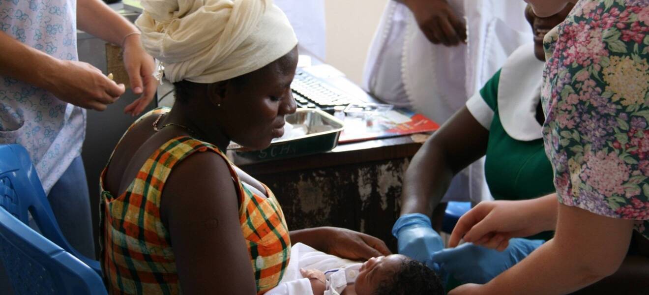 Jeanne bei einer Geburt während des Hebammen-Praktikums