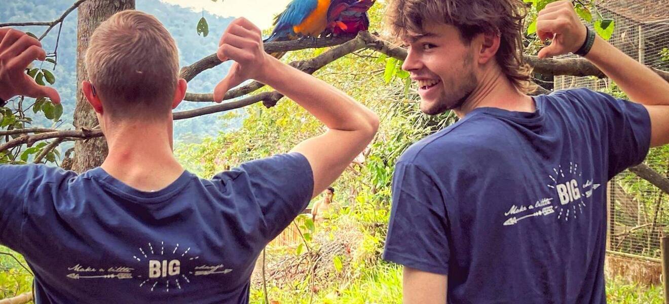 Volunteers bei einem Tierschutz-Projekt