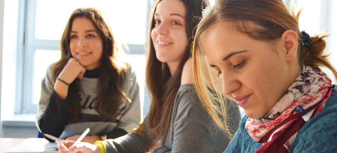 Schüler:innen beim Sprachkurs