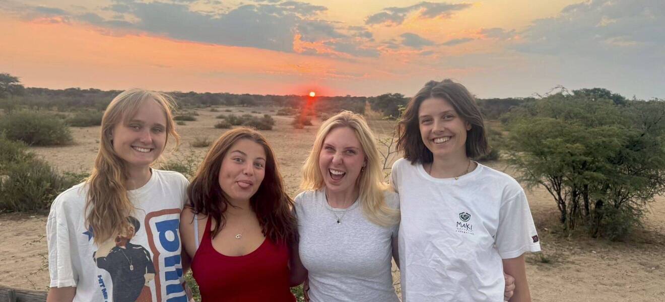 Gruppe von Female Solo-Travelern vor Sonnenuntergang