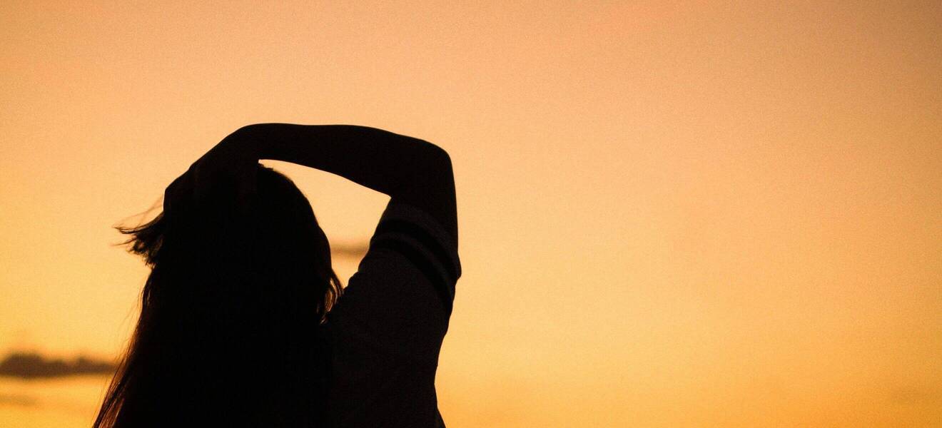 Silhouette einer Frau bei Sonnenuntergang