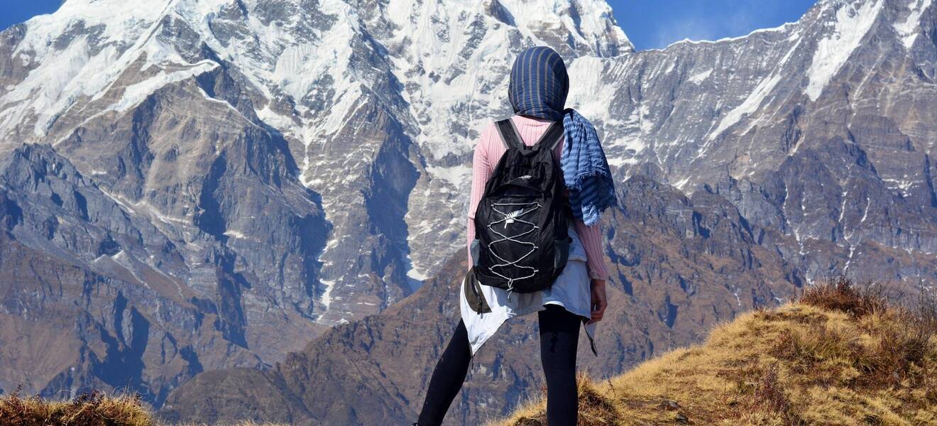 Backpackerin vor dem Himalaya-Gebirge