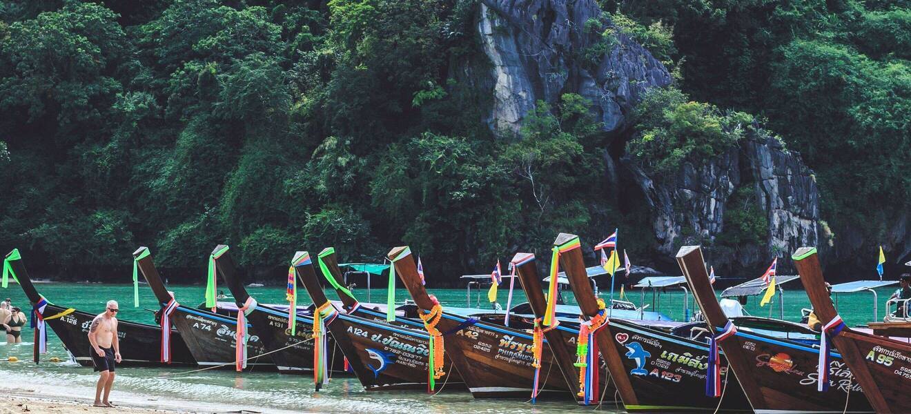 Longtailboote am Strand von Phuket