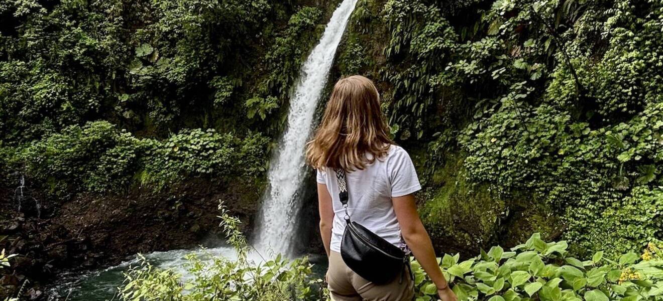 Sarah in der Natur Costa Ricas