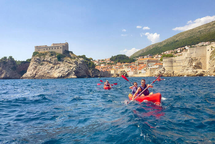 Volunteers bei einer Kayaktour in Kroatien