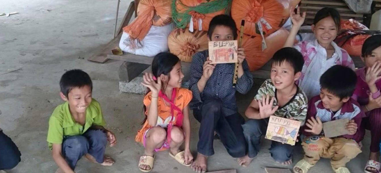 Volunteer-in-the-school-in-Vietnam