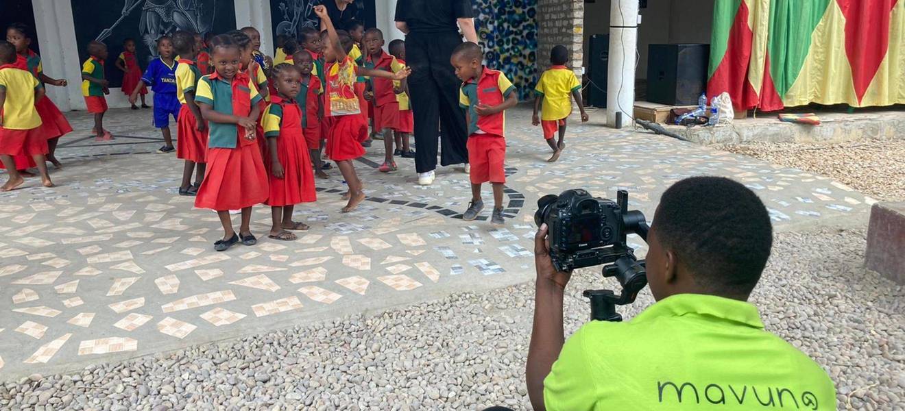 Arbeite an kreativen Projekten beim Audio & Video Projekt in Tansania
