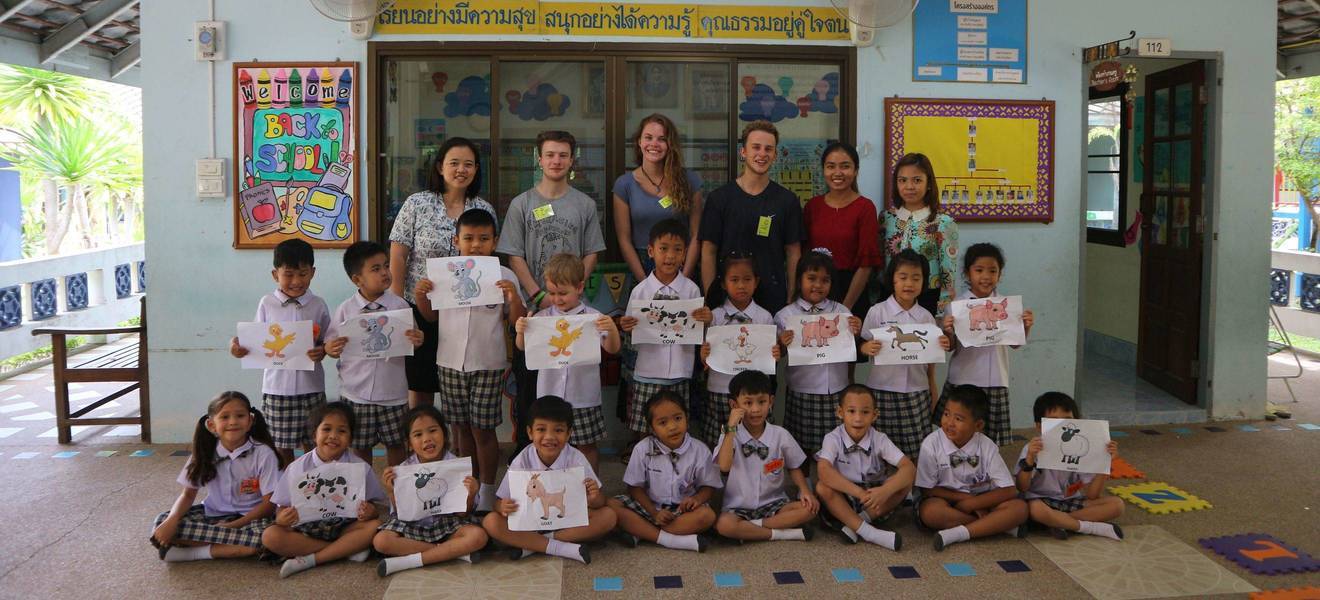 Hilf mit deiner Freiwilligenarbeit Kindern in Thailand Englisch beizubringen 