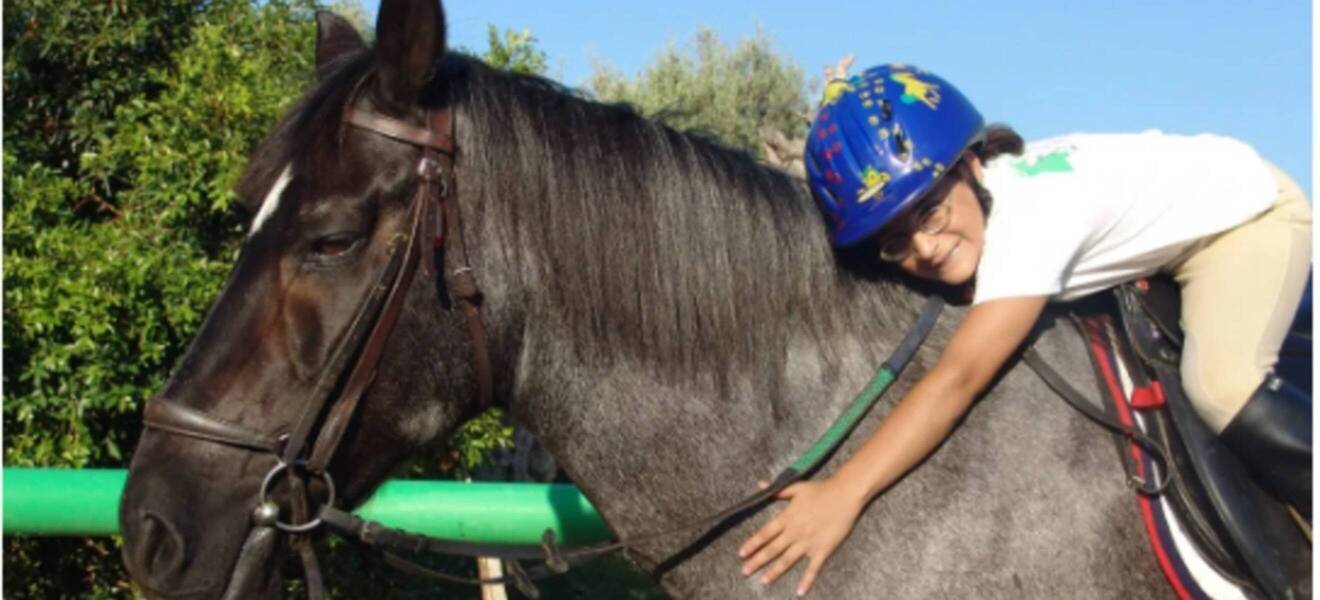 Volunteer mit Pferd an der Akademie