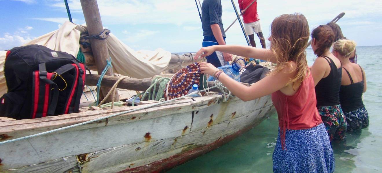 Volunteers beim Ausflug in Mtwara auf dem Segelboot