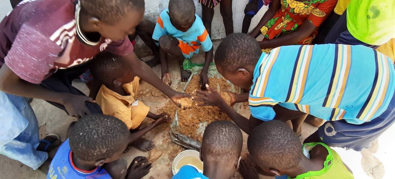 Freiwilligenarbeit im ökologischen Hausbau-Projekt in Senegal
