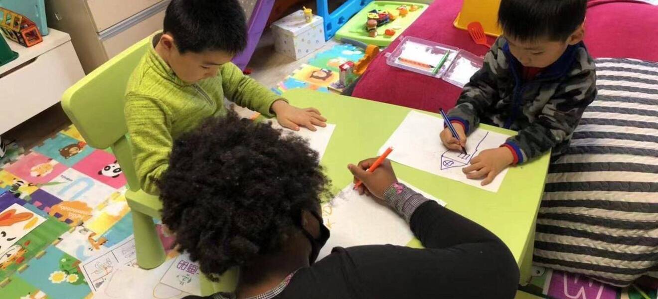 Hilf chinesischen Kindern, ihre Englischkenntnisse spielerisch zu verbessern