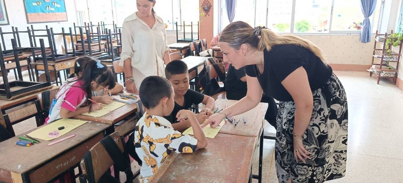 Kinder unterrichten in Thailand