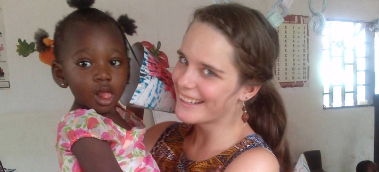 Kinder betreuuen im Projekt in Ghana