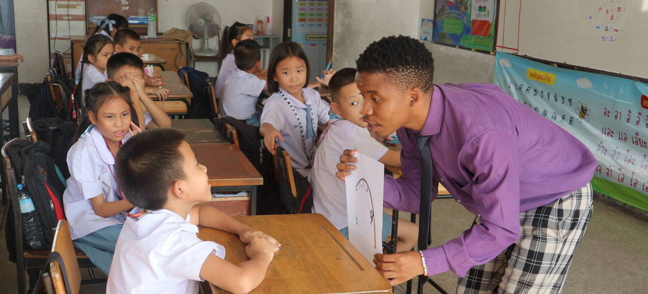 Volunteer beim Unterrichten im Adventure-Camp