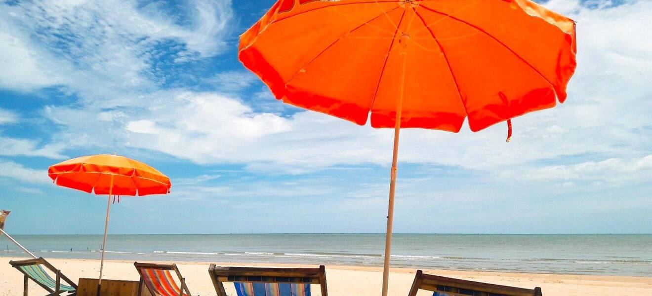 Liegen am Strand von Hua Hin