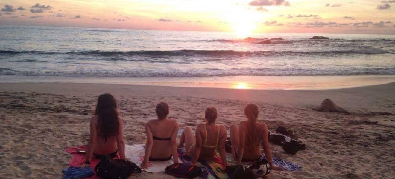 Teilnehmer am Strand in Costa Rica
