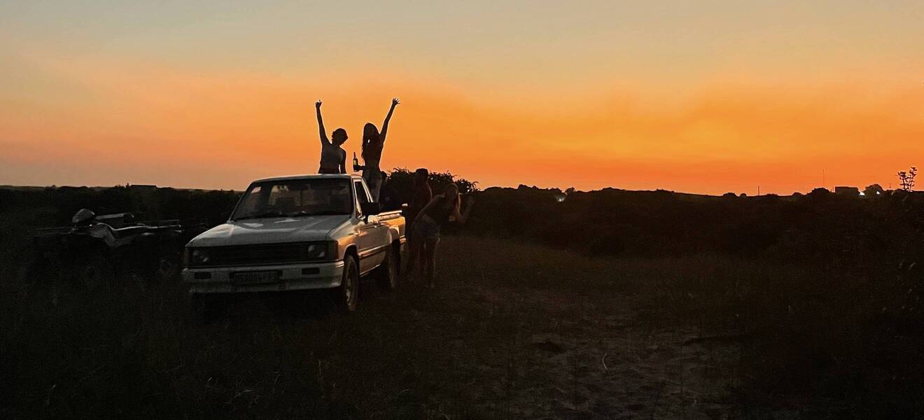 Sonnenuntergang bei einer Safari in Afrika
