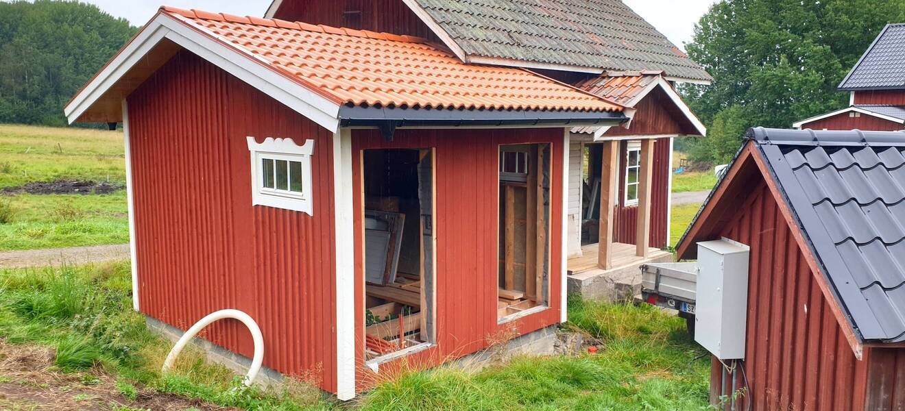Kleine Hütte beim Farm-Projekt in Schweden