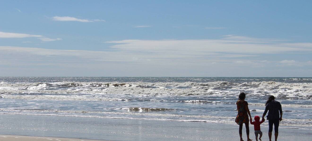 Familie mit Kind am Strand
