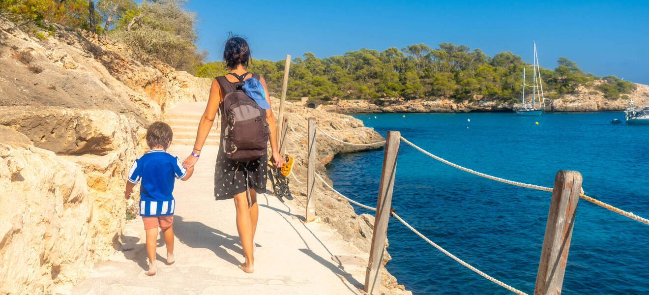 Mutter mit Kind am Meer
