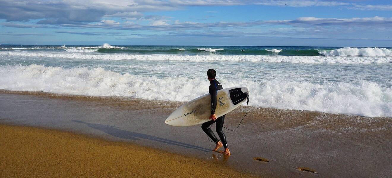 Surfen am Strand von Barcelona