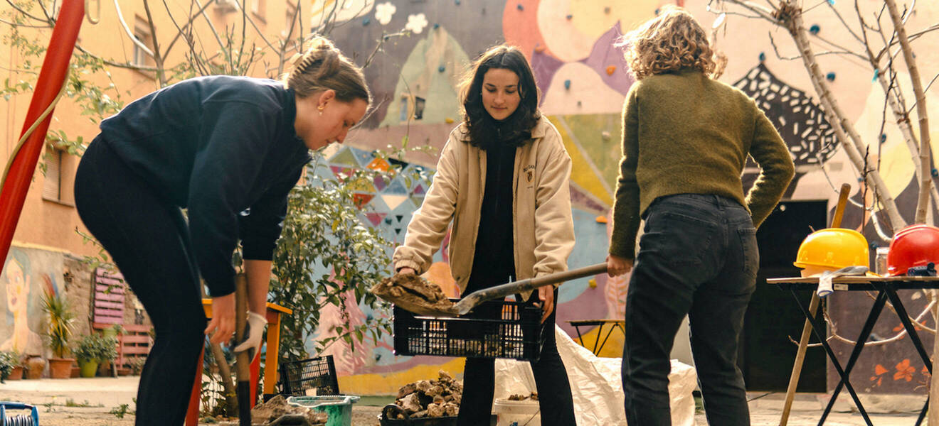 Volunteers bei der Arbeit im Community-Building Projekt