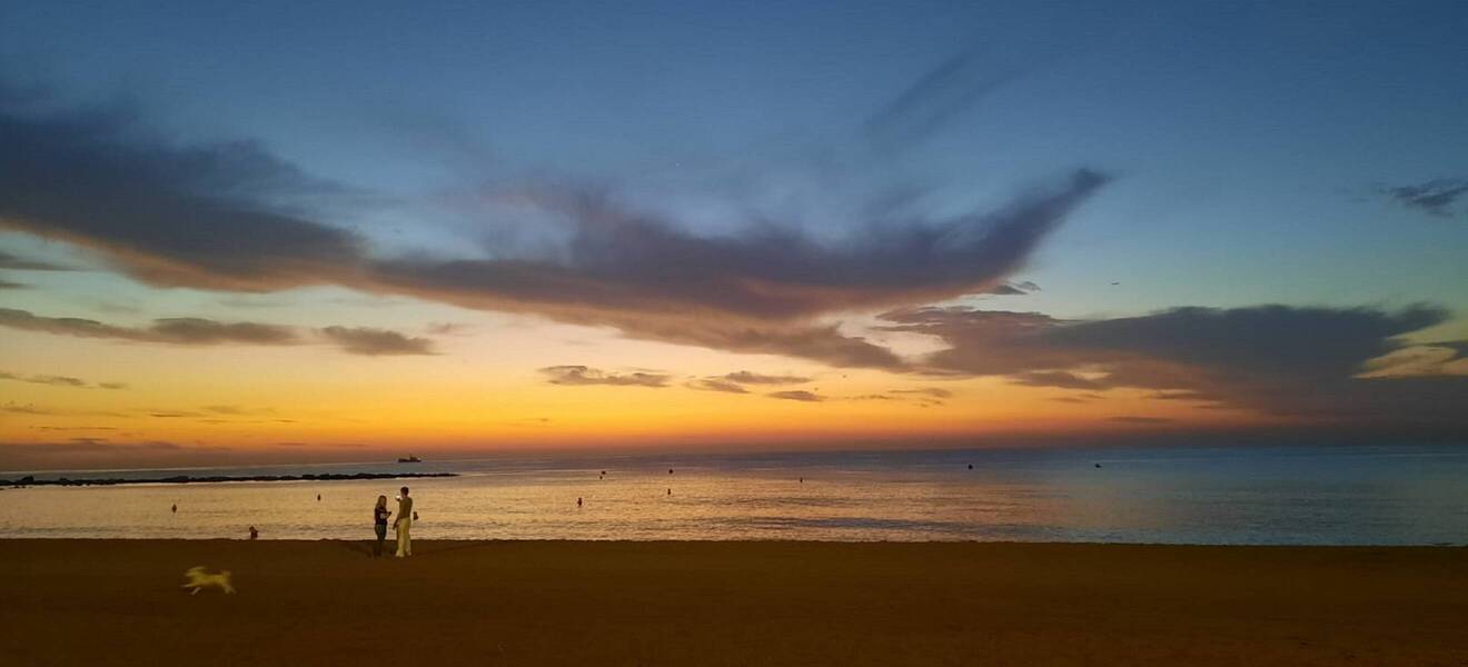 Am Strand von Barcelona bei Sonnenuntergang