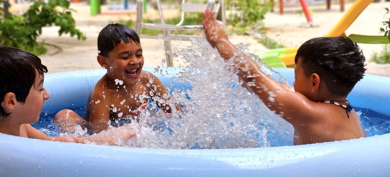 Kinder im Pool bei der Kinderbetreuung in Barcelona