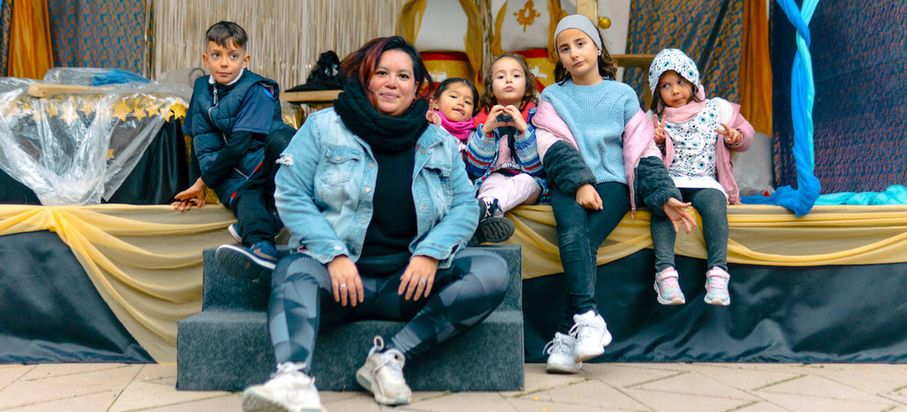 Gemeinsames Foto mit Kindern im Kinderprojekt