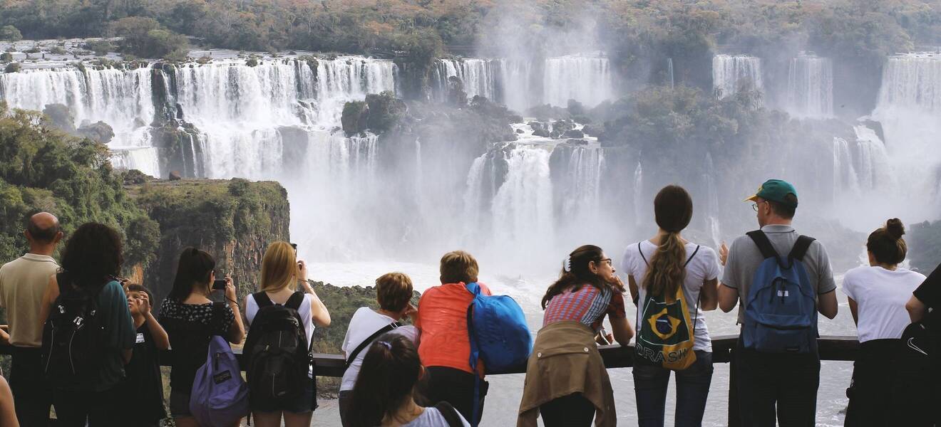 Reisegruppe mit Aussicht auf einen Wasserfall