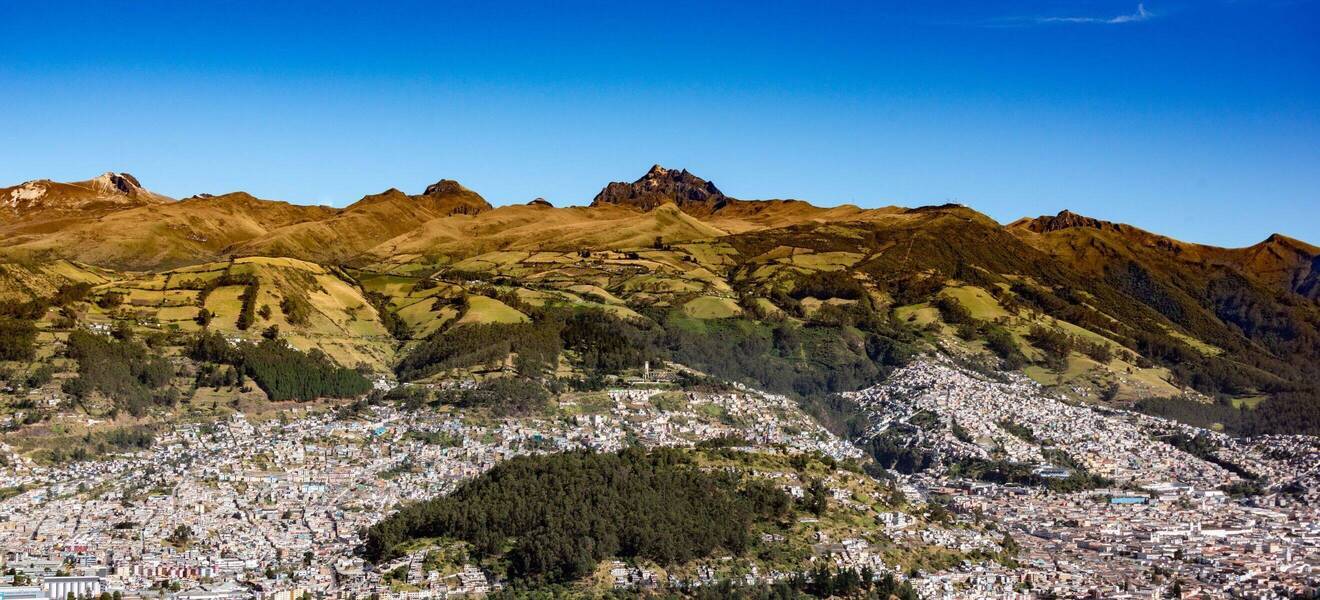 Quito und Gebirge im Hintergrund