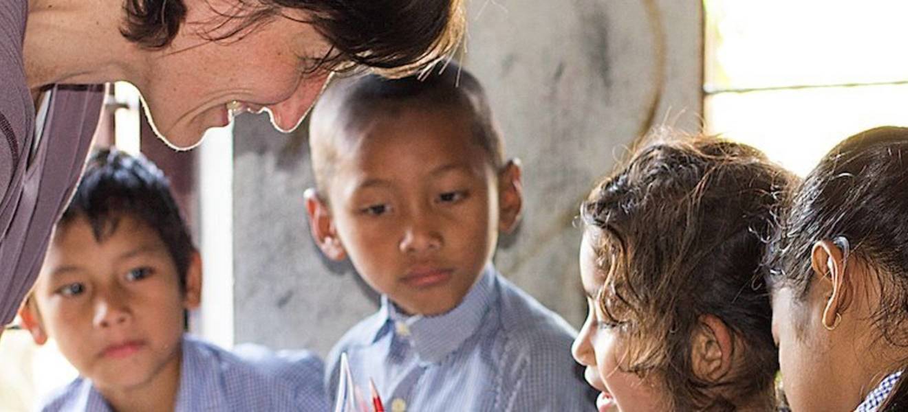 Kinder unterrichten in Nepal
