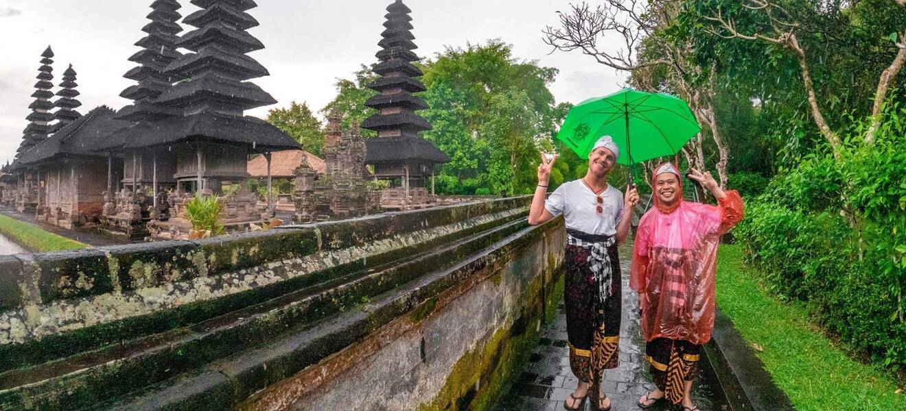 Gruppenreise zu einem Tempel in Canggu