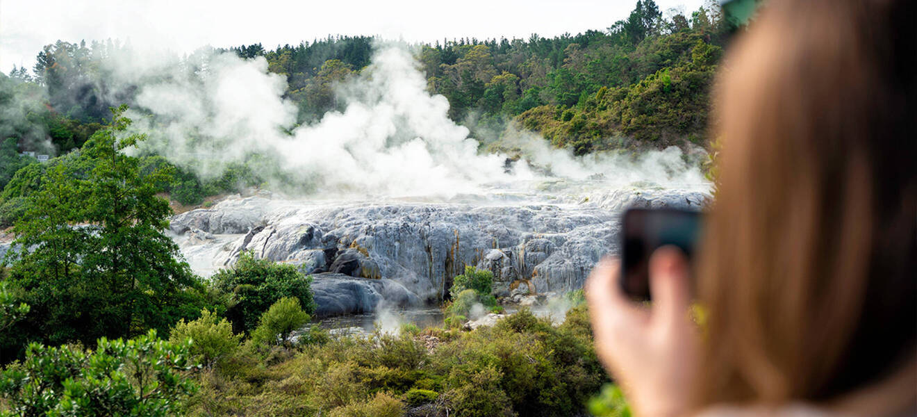 Blick auf Geysir in Neuseeland
