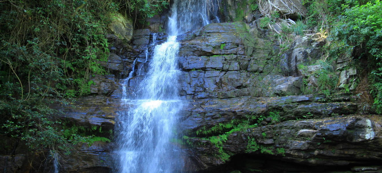 Wasserfall im Gebirge