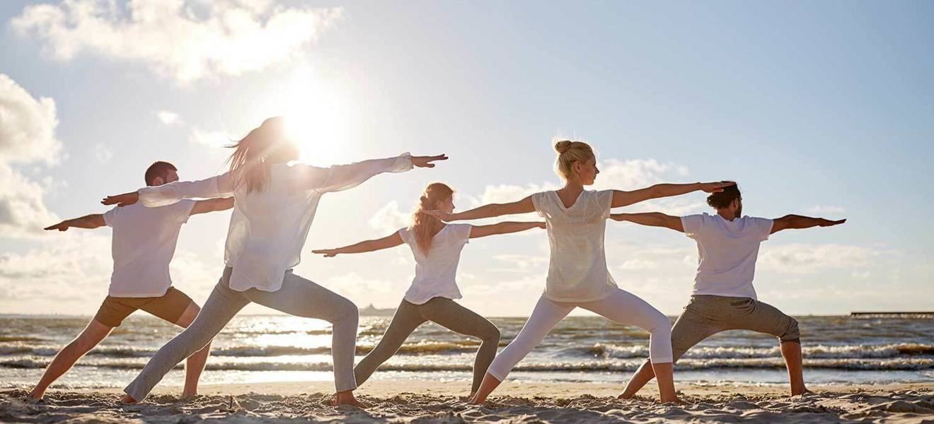 Yoga am Strand in Thailand