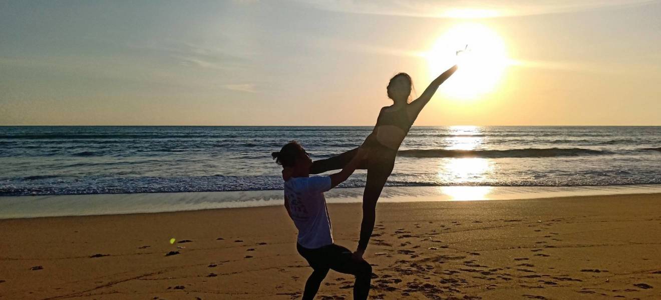 Yoga am Strand in Thailand