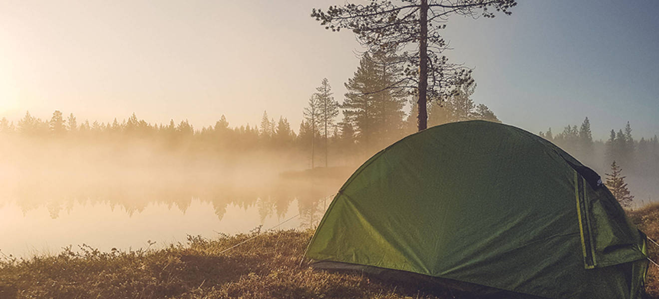 Zelte aufbauen für die erste Nacht in der Wildnis