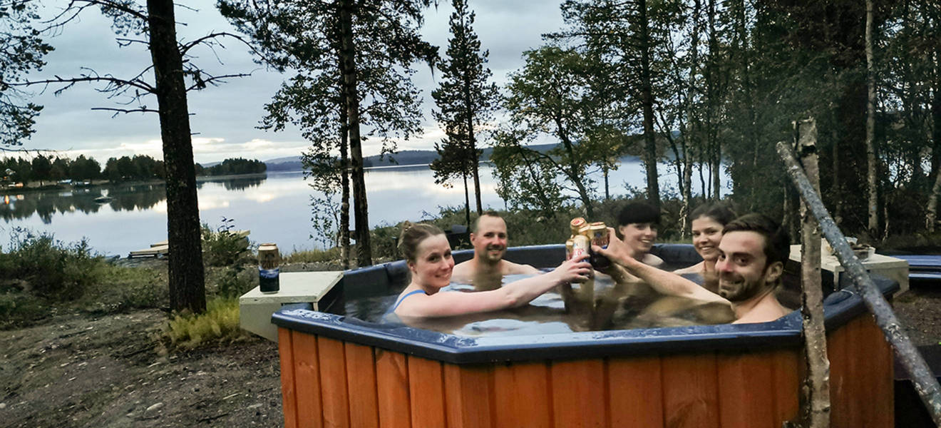 Im Hot Tub die Survival Reise ausklingen lassen