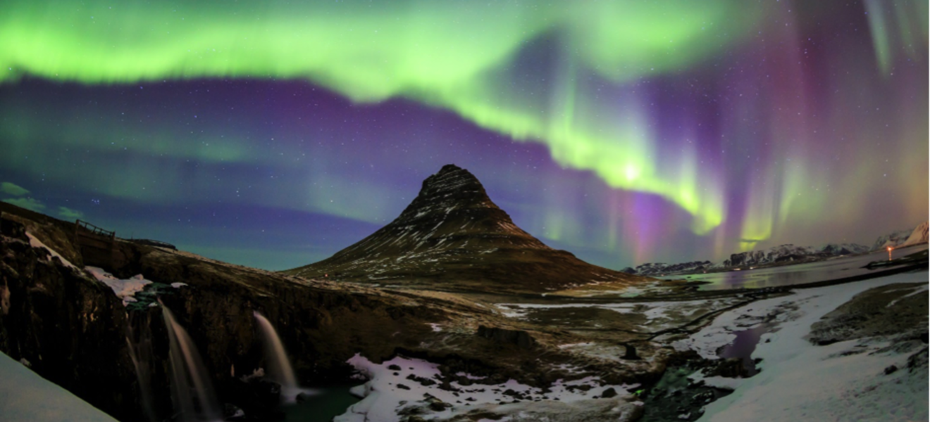 Polarlichter über den Bergen Islands auf der 5 Tagestour