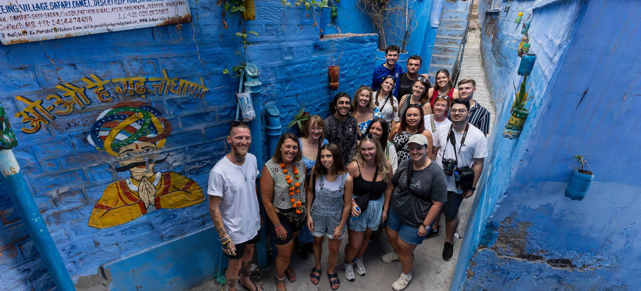 Flug in die blaue Stadt