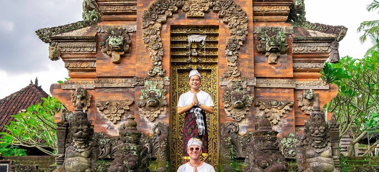 Reisende vor dem Tempel in Canggu