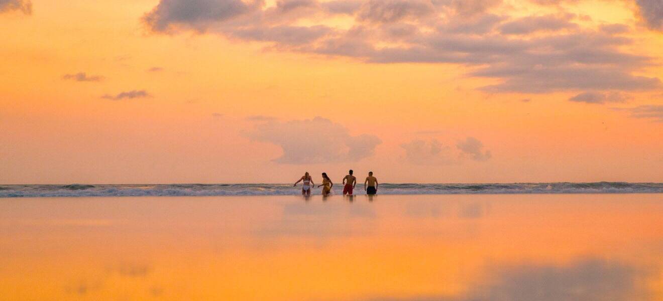 Gemeinsam am Strand bei Sonnenuntergang