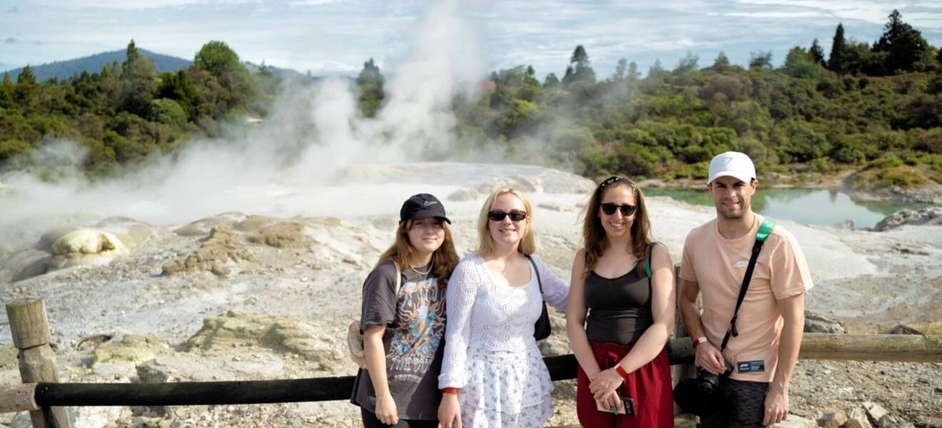 Gruppe vor einem Geysir bei Rotorua