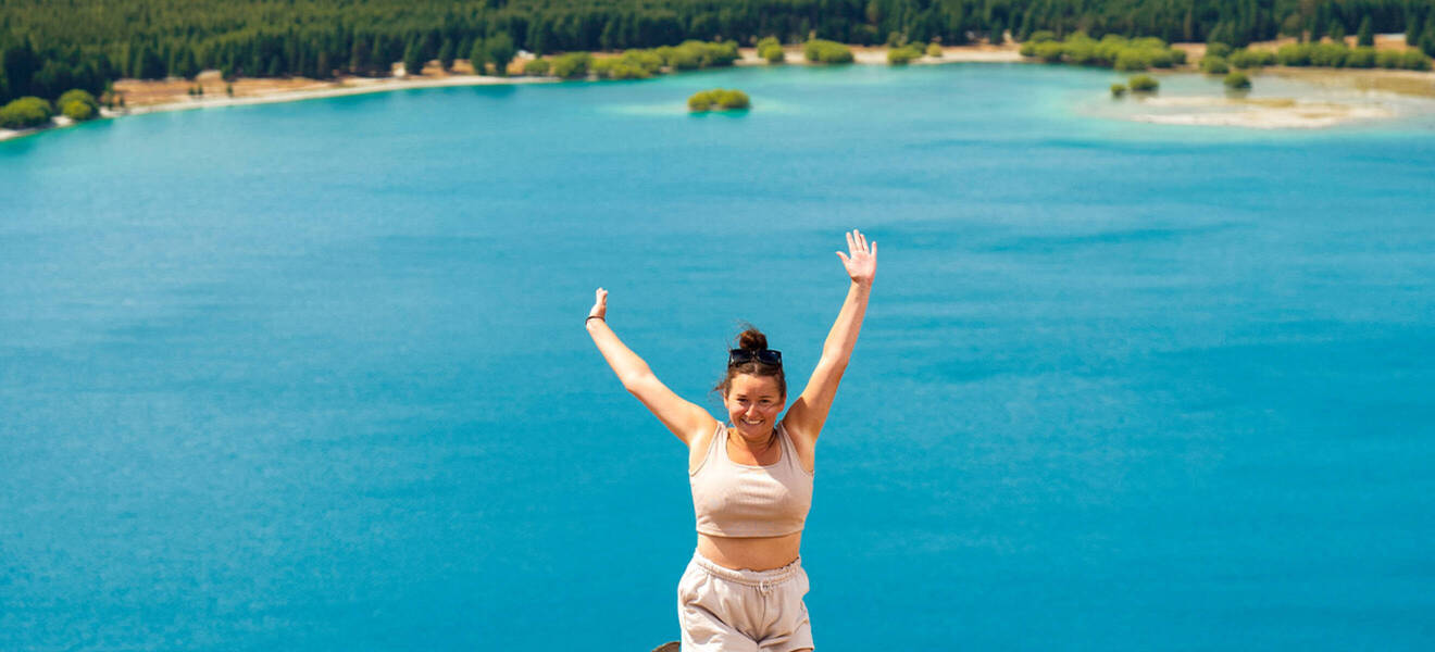 Teilnehmerin vor dem Lake Tekapo